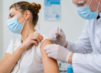 Cât câștigă pe lună un medic dintr-un centru de vaccinare în România?