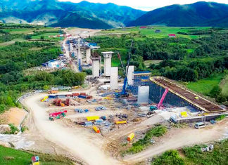 Autostrada A1 Sibiu – Pitești, lucrări în forță și primele straturi de asfalt pe tronsonul spre Valea Oltului: „Unul dintre cele mai impresionante proiecte în construcție din România” (video)