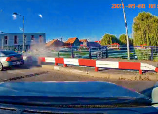 Atât s-a putut. Un șofer a rămas cu mașina în mijlocul drumului după o manevră interzisă în trafic (video)