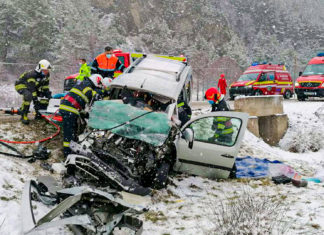 Patru persoane au rămas încarcerate în urma unui accident pe un drum județean din Sibiu. Traficul este blocat total în zonă
