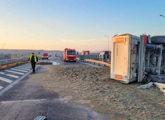 Autocamion răsturnat pe A1, între Sibiu și Sebeș. Șoferul a fost descarcerat și dus la spital în stare de inconștiență