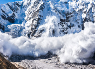 Doi turiști, surprinși de avalanșă în zona vârfului Negoiu