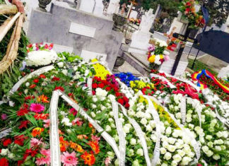 Un preot sibian le cere enoriașilor să nu mai dea bani pe coroane, la înmormântarea celor apropiați: ”Sunt bani arși”