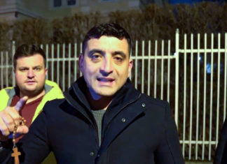 George Simion (AUR) a protestat la Sibiu în fața uneia dintre casele președintelui Iohannis: Retrage-ți procurorii, retrage-ți frații Muraru. Pentru cele șase case pe care le-ai câștigat chipurile din meditații o să plătești. Dar până atuncea te dăm jos!