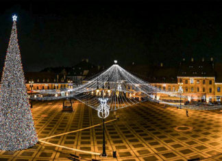 Sibiul îmbracă hainele de sărbătoare. A început montarea iluminatului festiv pe străzile din oraș.