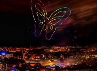 Spectacol inedit pe cerul Sibiului! 200 de drone au „dansat pe cer” (video)