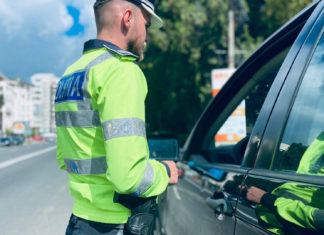 Un tânăr de 23 de ani a furat mașina poliției și s-a jucat „de-a polițistul” pe străzile din Sibiu.