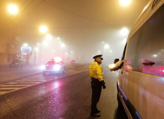 Sibian de 42 de ani, drogat la volanul unui microbuz. Poliția l-a oprit după ce mai multe persoane au semnalat circulația haotică a acestuia pe străzi