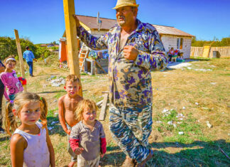 Romii căldărari dintr-o localitate din Sibiu susțin că nu vor renunța la căsătoriile între minori și nu-și vor trimite fetele la școală: ”Nu am văzut niciodată poliția să se autosesizeze”