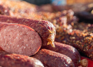 11 producători locali își așteaptă mușterii în curtea Consiliului Județean Sibiu