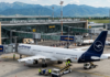 Zborurile Sibiu–München afectate de restructurările Lufthansa. Ce alternative au pasagerii Lufthansa airplane at gate B2 of Sibiu International Airport on tarmac